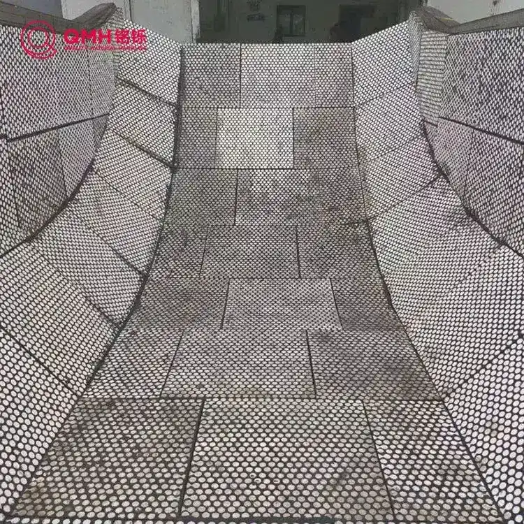 Ceramic wear lining