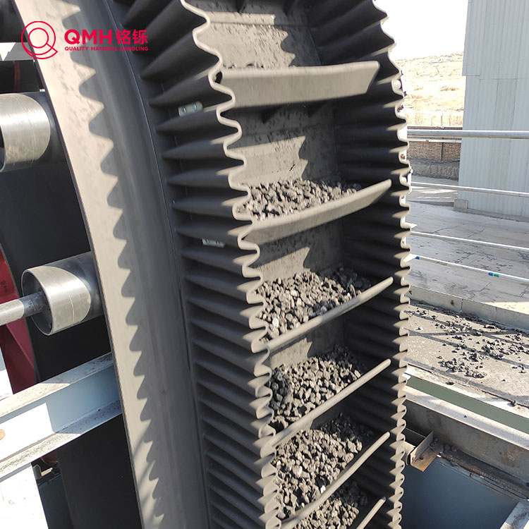 Corrugated sidewall conveyor belt