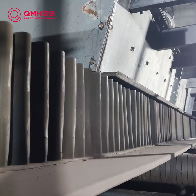 Corrugated sidewall conveyor belt