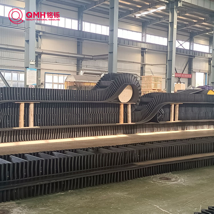 Corrugated sidewall conveyor belt