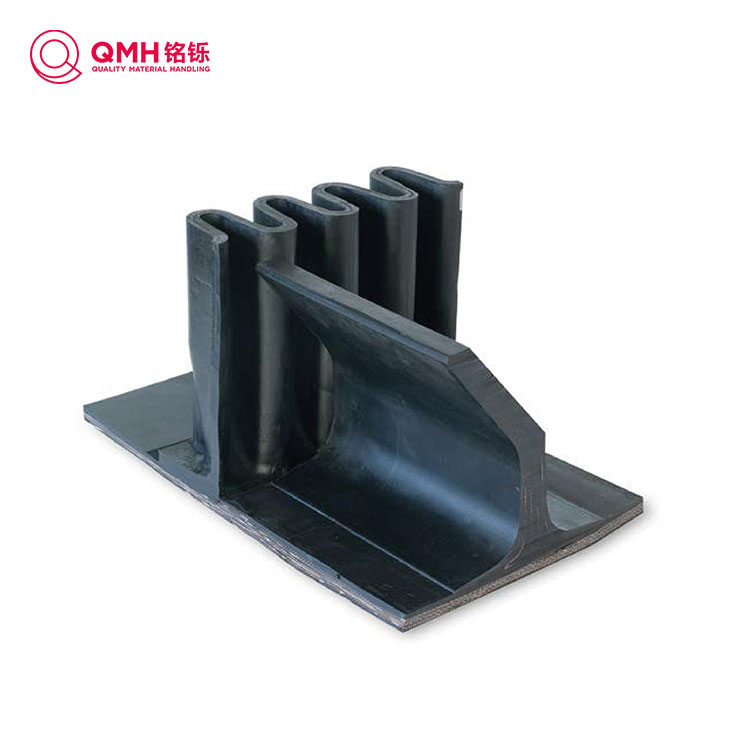 Sidewall conveyor belt cleat