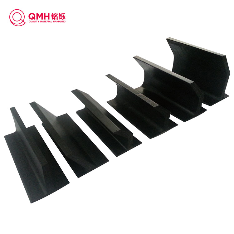Sidewall conveyor belt cleat