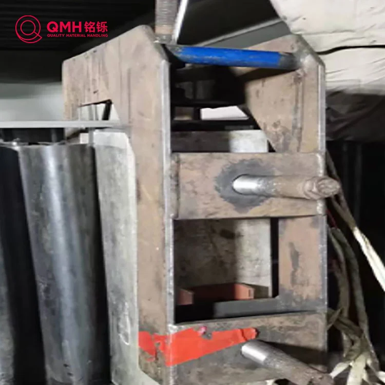 Conveyor belt sidewall splicing molds